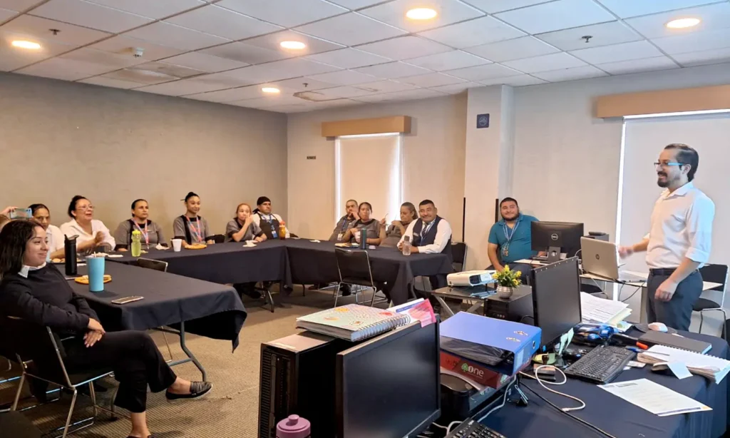 Marco Guajardo compartiendo su visión para crear un entorno saludable durante una presentación