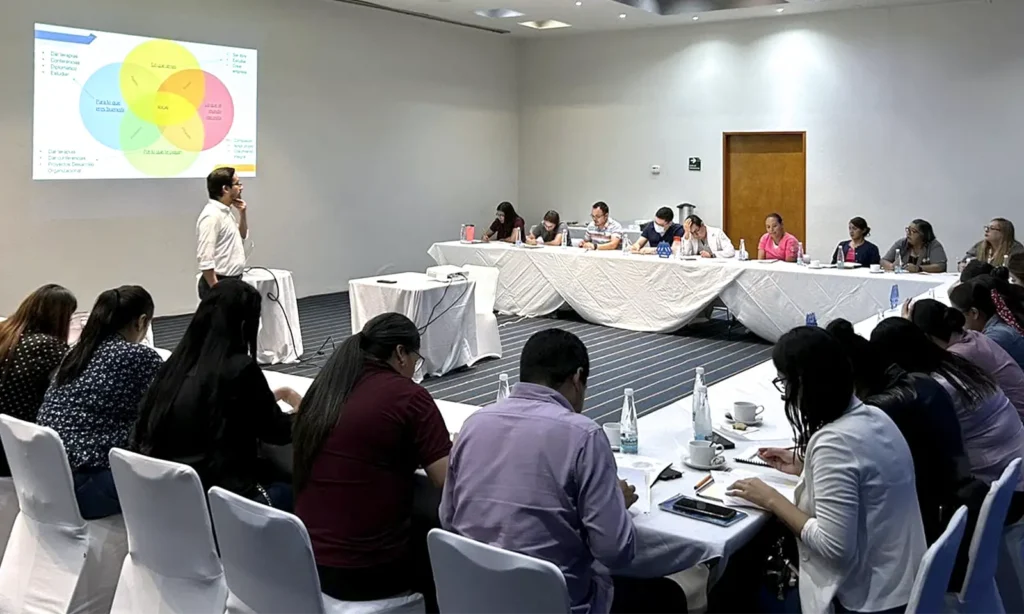 Marco Guajardo presentando su visión sobre la importancia de la salud mental en un grupo