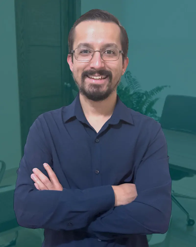 Retrato de Marco Guajardo psicólogo, con actitud profesional
